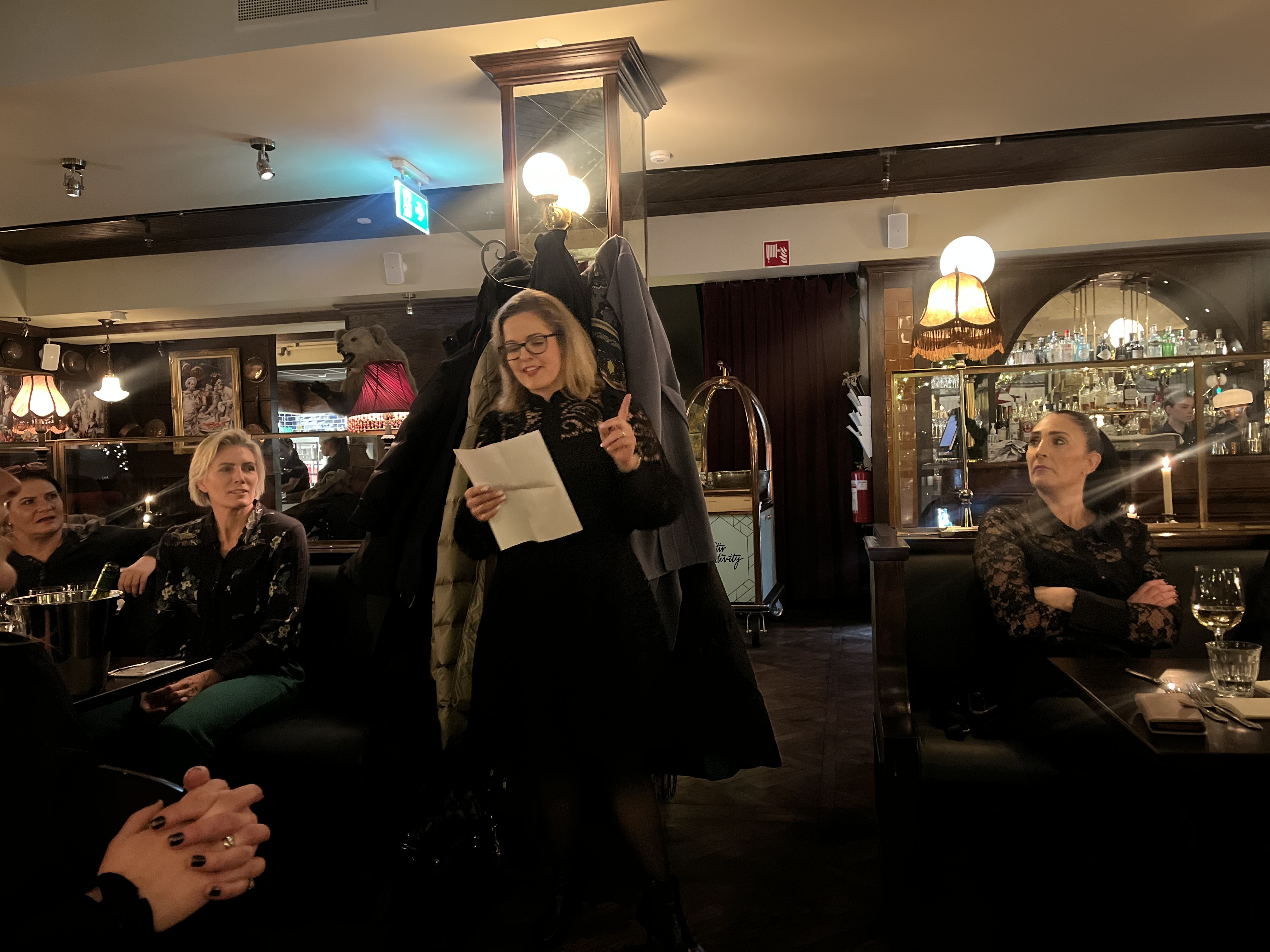 Megan Strand snakker på WiBS julemingling på Café Ramsus i 2023.